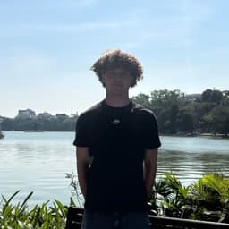 Harry, tutor offering online and in-person lessons at KIS Academics