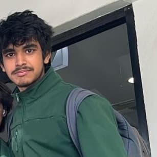 Rayan, tutor offering online and in-person lessons at KIS Academics