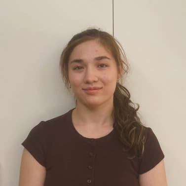 Sophie, tutor offering online and in-person lessons at KIS Academics