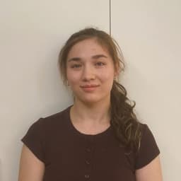 Sophie, tutor offering online and in-person lessons at KIS Academics