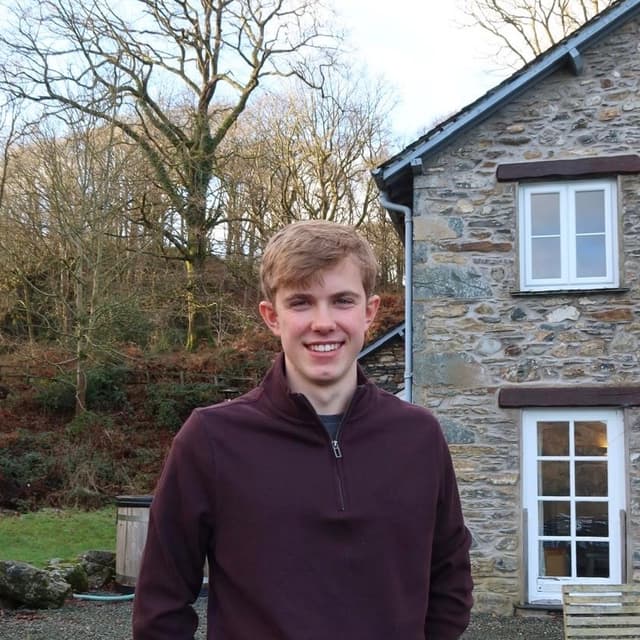 Profile photo of Matthew, tutor offering online and in-person lessons at KIS Academics