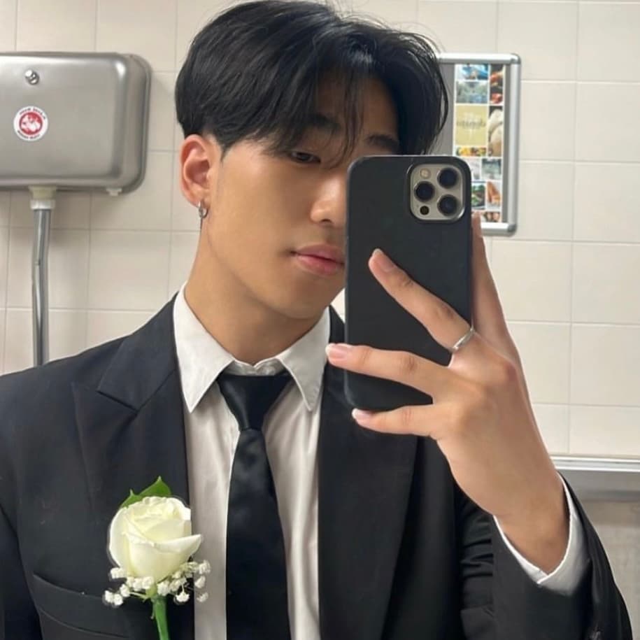 Dongmin, tutor offering online and in-person lessons at KIS Academics