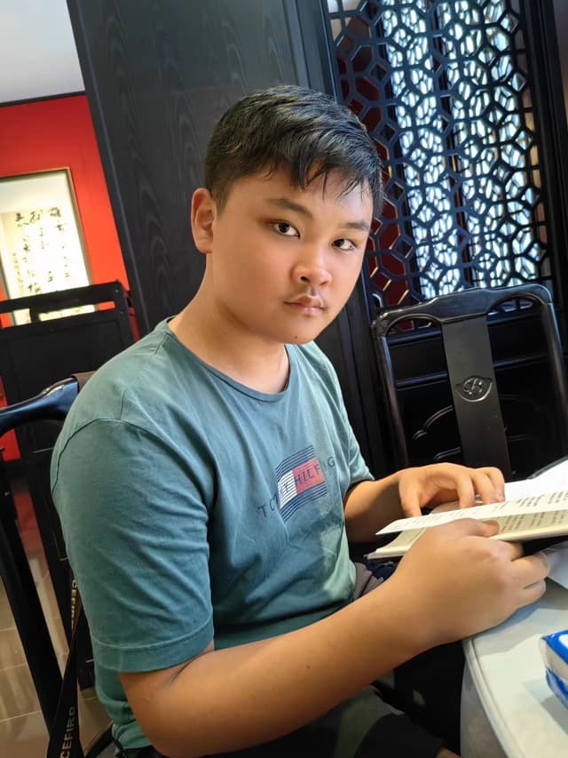 Profile photo of Zhenghui, tutor offering online and in-person lessons at KIS Academics