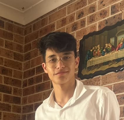 Roberto, tutor offering online and in-person lessons at KIS Academics